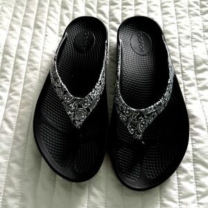 OOFOS white and black bandana thong sandals. New Never worn, no tags.